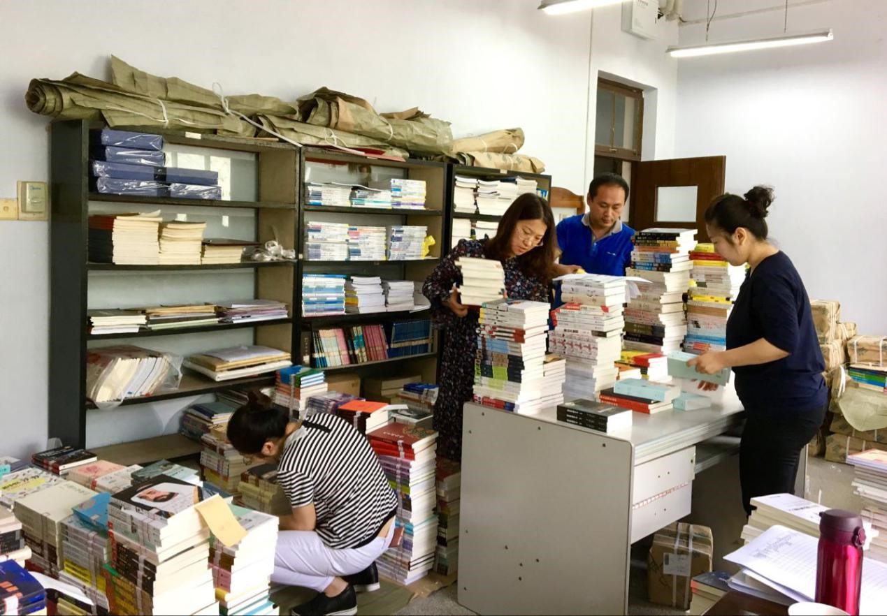 紧罗密布编书,甘为读者服务——图书馆对外采图书进行集中编目工作