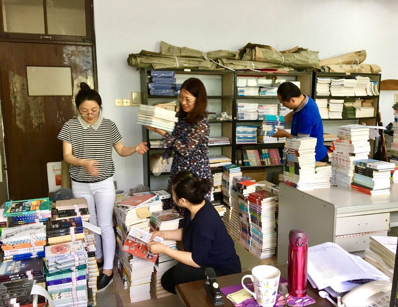 紧罗密布编书,甘为读者服务——图书馆对外采图书进行集中编目工作